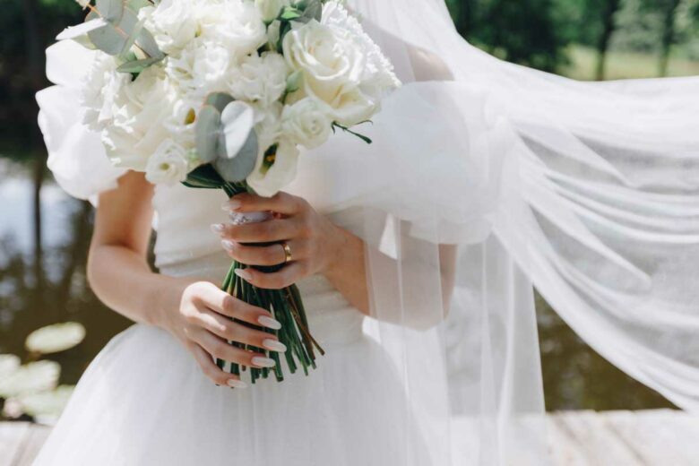 Une femme en robe de mariée.