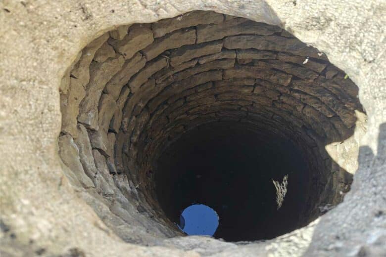 Un puits d'eau dans le jardin.