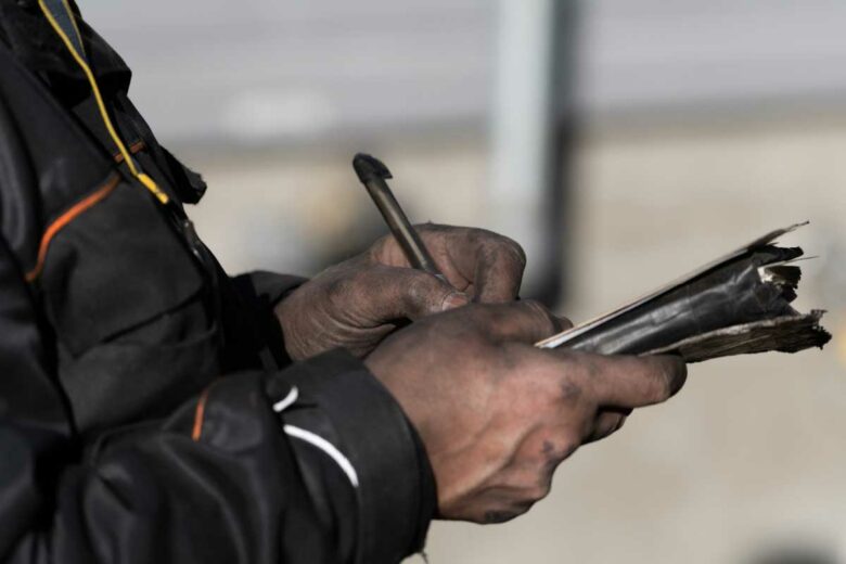 Un ramoneur rédige une note.