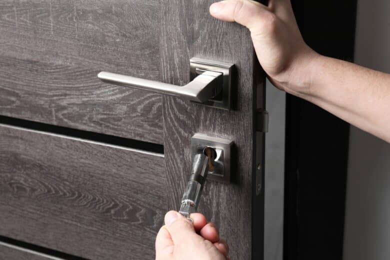 Changement de barrillet de serrure.