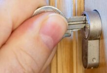 Introduction d'une clé dans une serrure.