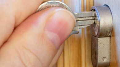 Introduction d'une clé dans une serrure.