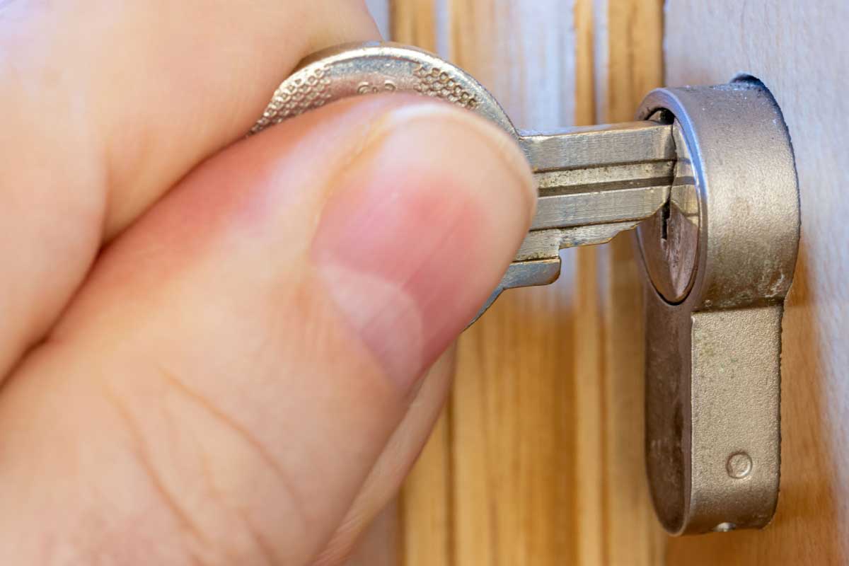Introduction d'une clé dans une serrure.