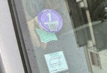 Un pare-brise avec de nombreuses vignettes.