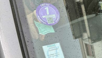 Un pare-brise avec de nombreuses vignettes.