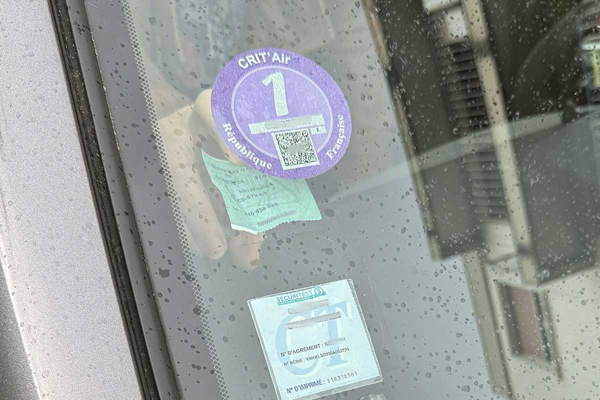 Un pare-brise avec de nombreuses vignettes.