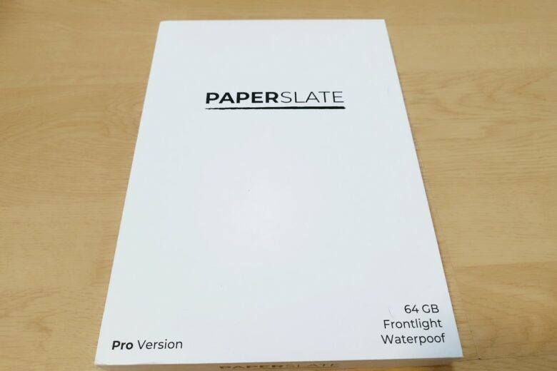 La boîte minimaliste met en avant une présentation soignée qui renforce l’aspect premium de la PaperSlate Pro.