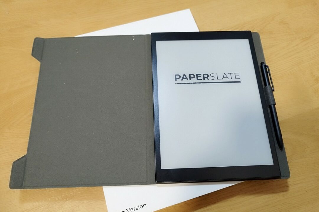 La housse de protection montre à quel point la PaperSlate Pro se transporte facilement au quotidien.