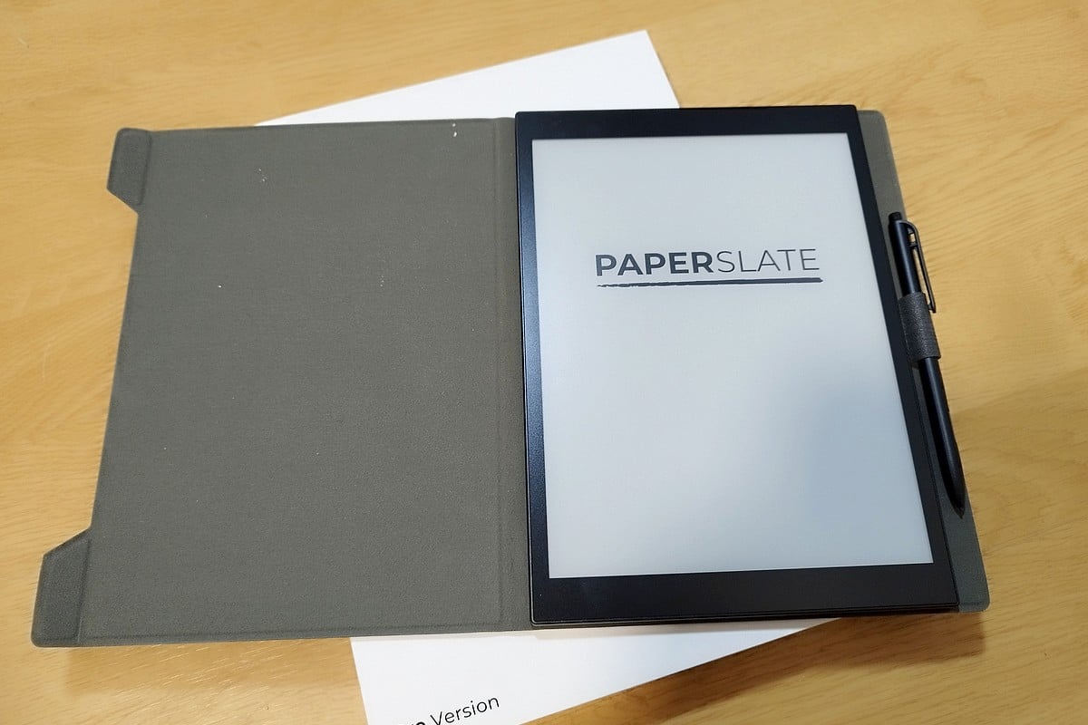 La housse de protection montre à quel point la PaperSlate Pro se transporte facilement au quotidien.