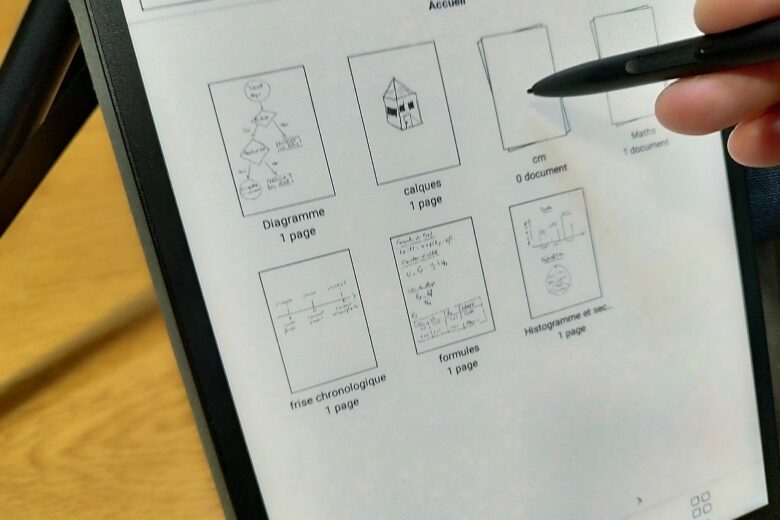 Le stylet réactif permet de naviguer rapidement dans les dossiers, un vrai atout de la PaperSlate Pro.