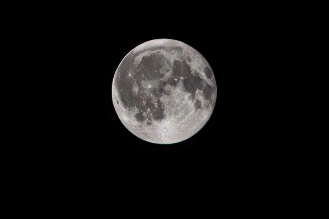 Une pleine Lune dans le ciel.