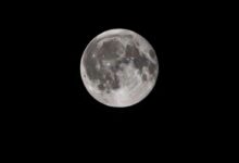 Une pleine Lune dans le ciel.