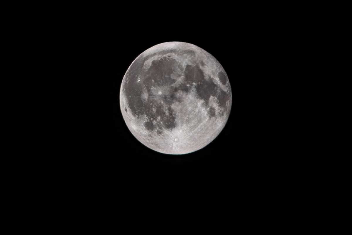 Une pleine Lune dans le ciel.