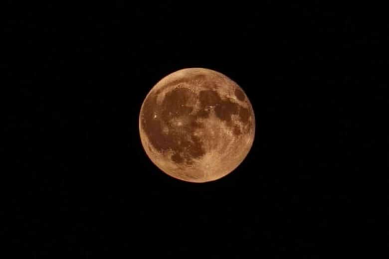 Une lune rouge captée au télescope.