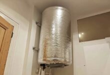 Un ballon d'eau chaude recouvert d'isolant.