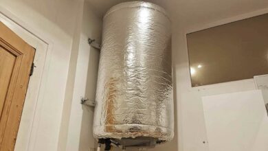 Un ballon d'eau chaude recouvert d'isolant.