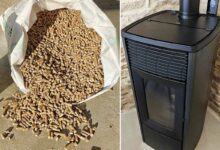 Un sac de pellets ouvert et un poêle à granulés.