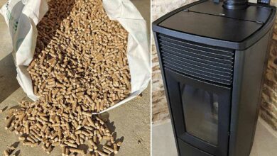 Un sac de pellets ouvert et un poêle à granulés.