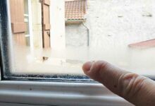 Une fenêtre avec de l'humidité.