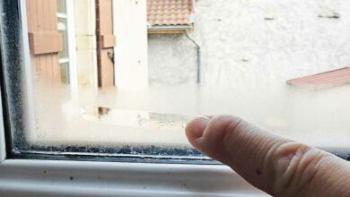 Une fenêtre avec de l'humidité.