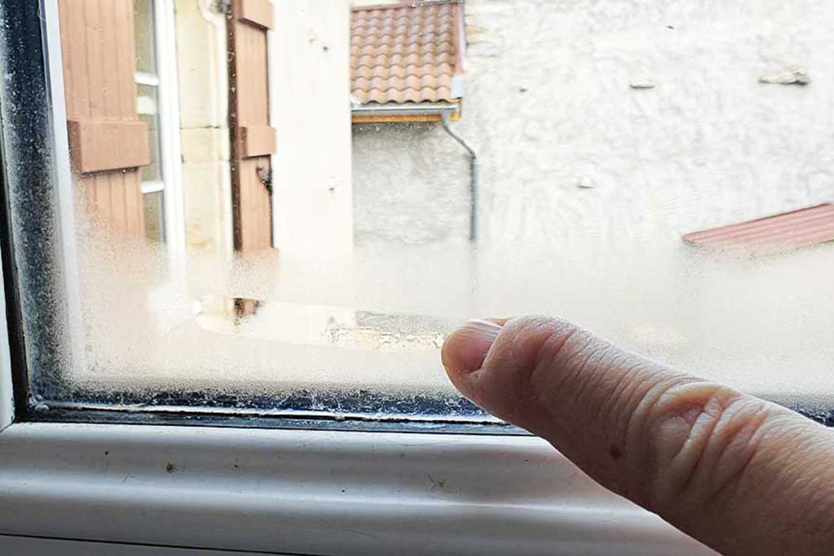 Une fenêtre avec de l'humidité.
