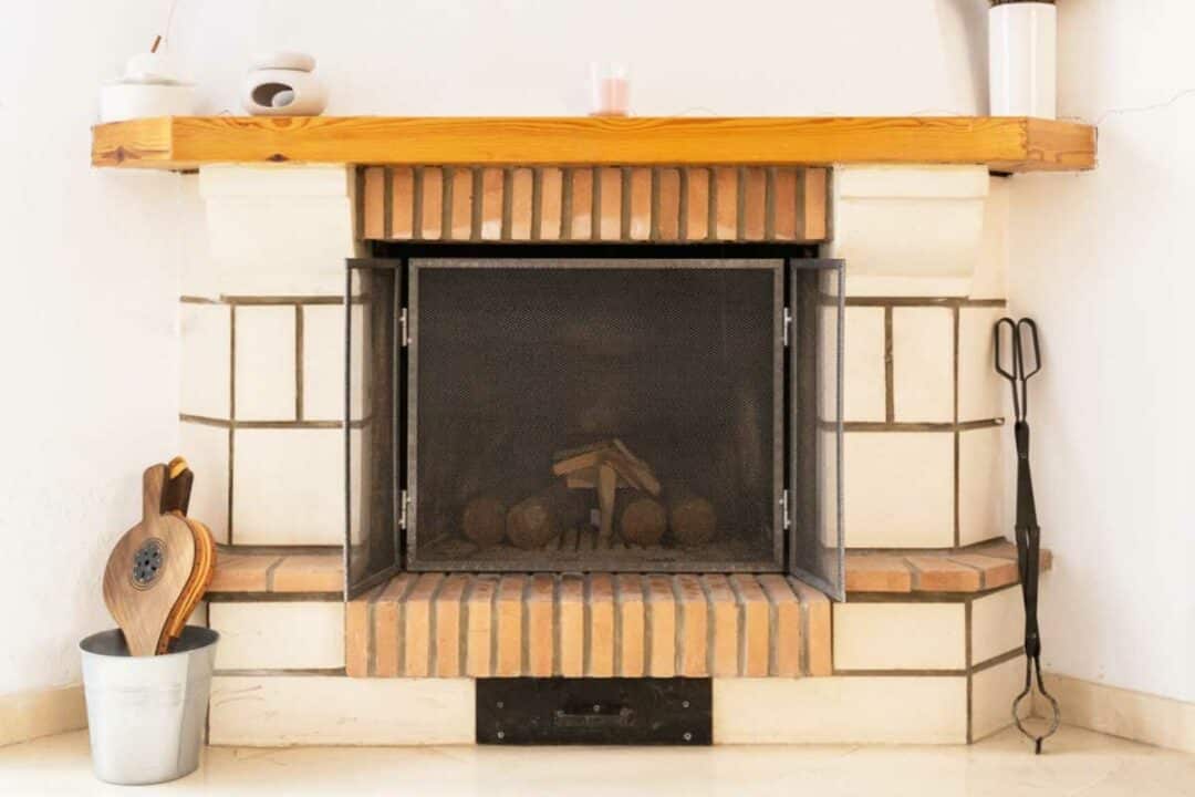 Une vieille cheminée à foyer ouvert.