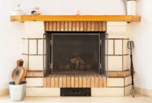 Une vieille cheminée à foyer ouvert.