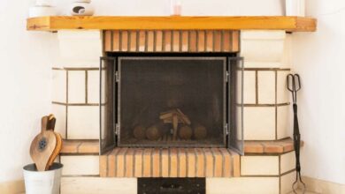 Une vieille cheminée à foyer ouvert.