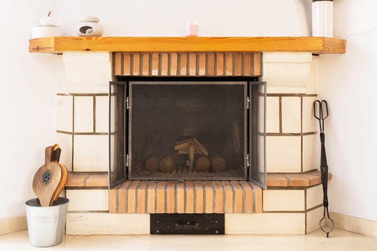 Une vieille cheminée à foyer ouvert.