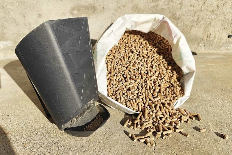 Un sac de granulés et une pelle avec tamis intégré.