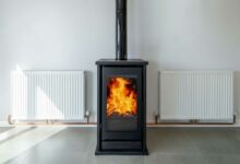 Un poêle bouilleur alimente des radiateurs.