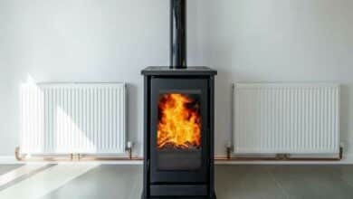 Un poêle bouilleur alimente des radiateurs.