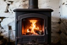 Un poêle à bois chauffe le logement.