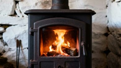 Un poêle à bois chauffe le logement.