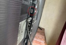 L'arrière d'une télévision avec les différents ports.