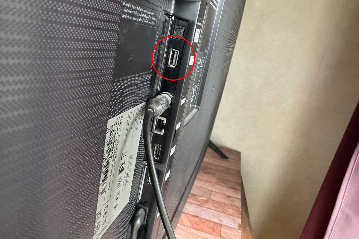 L'arrière d'une télévision avec les différents ports.