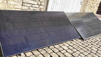 Des panneaux solaires installés au sol.