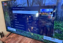 Réglage d'un écran de télévision.