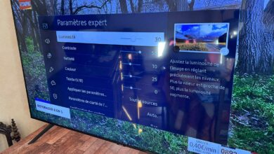 Réglage d'un écran de télévision.