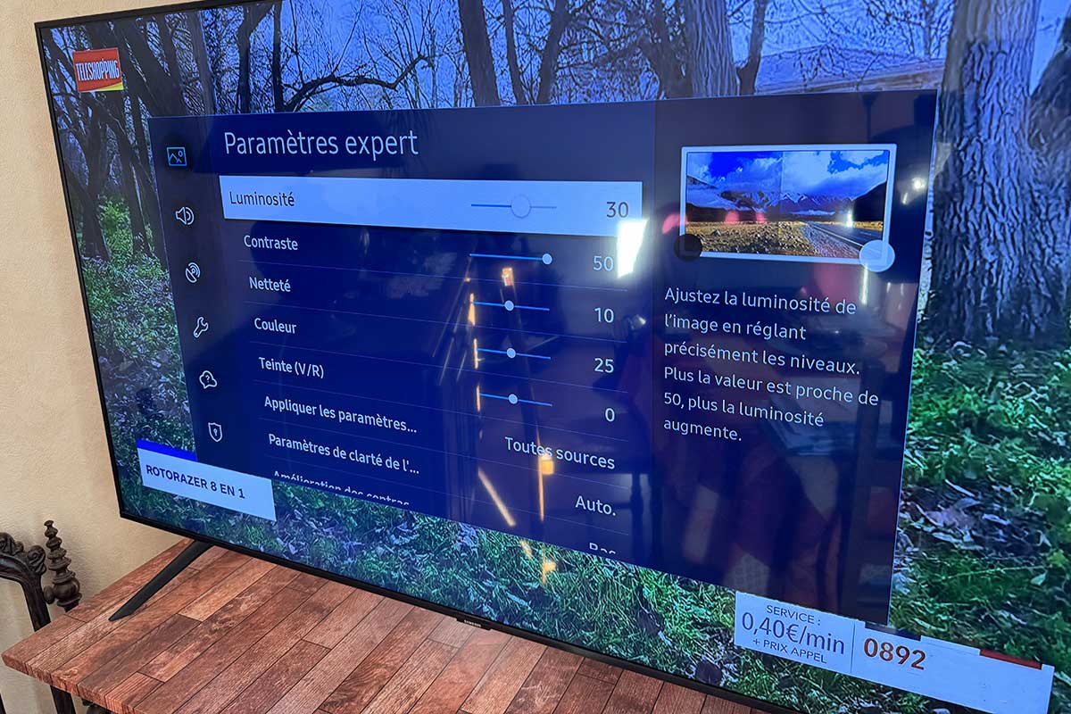 Réglage d'un écran de télévision.