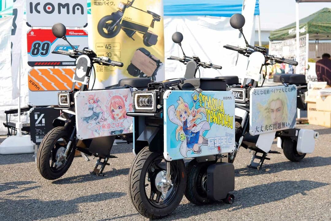 Un mini scooter électrique pliable avec des panneaux personnalisés.