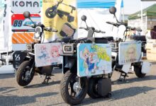 Un mini scooter électrique pliable avec des panneaux personnalisés.