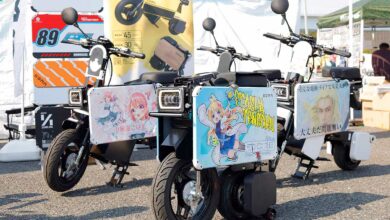 Un mini scooter électrique pliable avec des panneaux personnalisés.