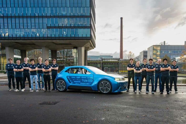 L'équipe d'étudiants et leur voiture ARIA.