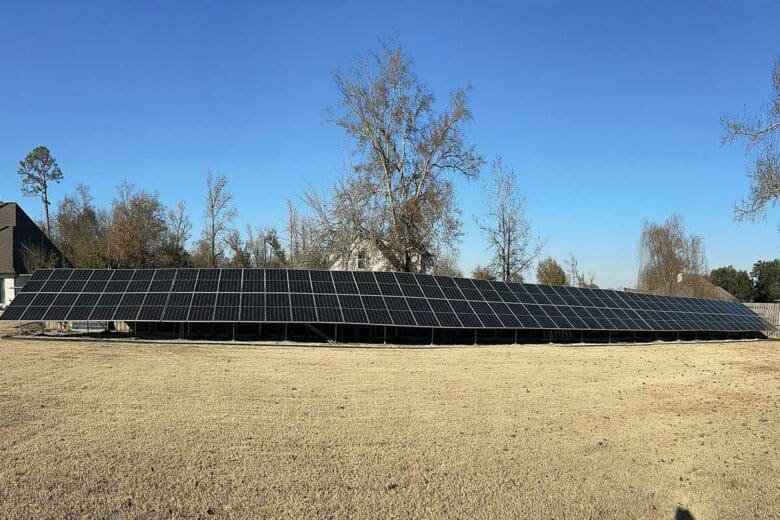 Une rangée énorme de panneaux solaires.