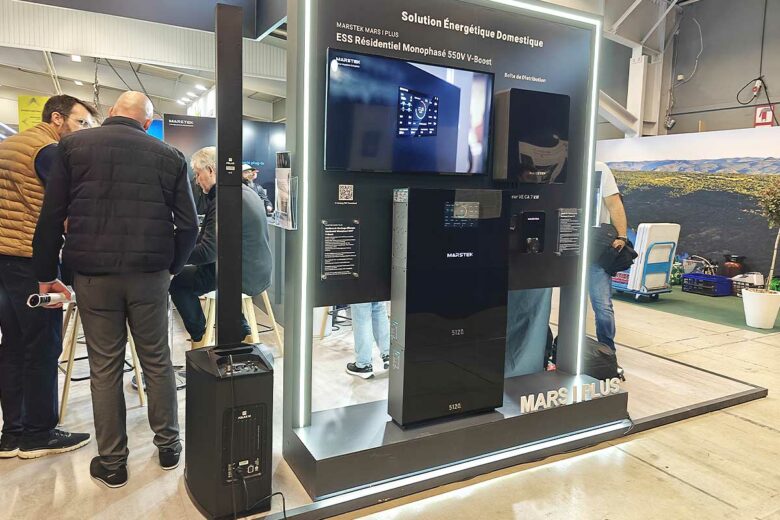 La batterie MARS I PLUS et son chargeur EV.