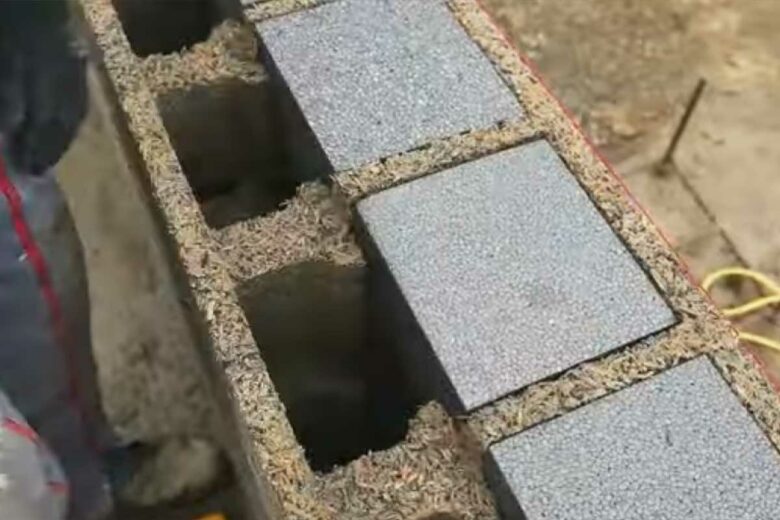 Un bloc de construction avec de l'isolant intégré.