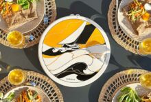 Une table de dégustation de galettes avec la boite Sarrazen.