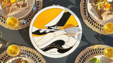 Une table de dégustation de galettes avec la boite Sarrazen.