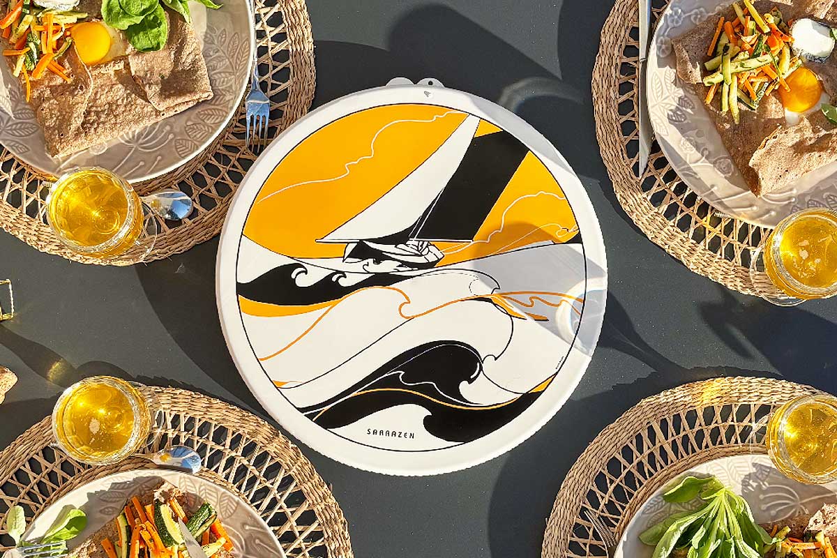 Une table de dégustation de galettes avec la boite Sarrazen.